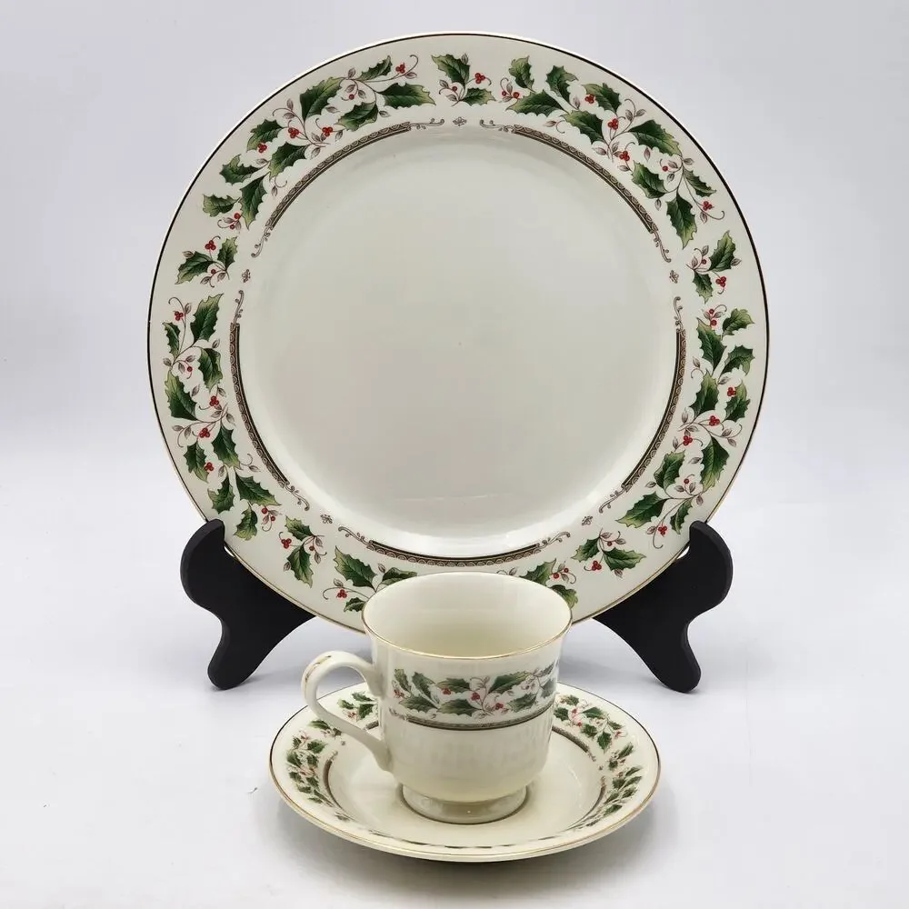 ROYAL LIMITED Holly Holiday 12 Piece Dinnerware Set Japan J-9821 Vintage 1987